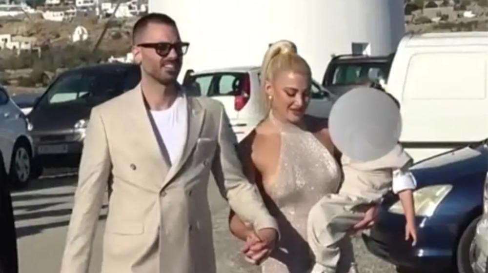 Ιωάννα Τούνη: Ο σύντροφός της κρατά στην αγκαλιά του τον Πάρη σε βόλτα τους στη Θεσσαλονίκη [βίντεο]